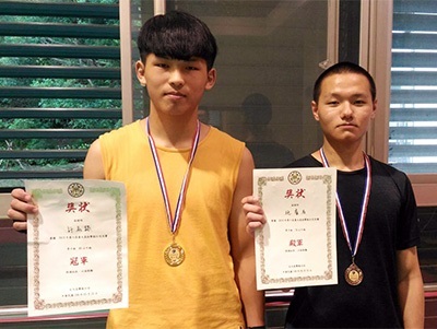 龍華科大學生許志錄(左),勇奪2019第六屆臺大盃散打搏擊男子組85公斤級全國冠軍;施睿名則獲70公斤級殿軍。