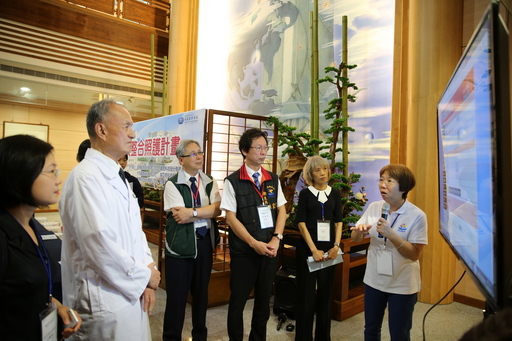 國民健康署王英偉署長(右四)、花蓮縣衛生局局長朱家祥(右三)、慈濟醫療法人執行長林俊龍(左二)與秀林鄉衛生所主任田惠文(右二)聽秀林鄉衛生所分享完成衛生所包括長照系統、糖尿病及肝病的個案管理系統等整合照護系統開發過程