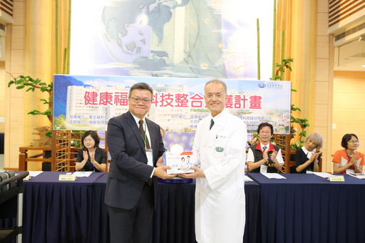 遠傳電信副總李裕泰(左)代表捐贈一批居家端生理量測及包括資料傳輸費給花蓮慈濟醫院,讓秀林鄉有罹患慢性病且經濟相對弱勢的家庭也能夠得到花蓮慈院跟衛生所的照護