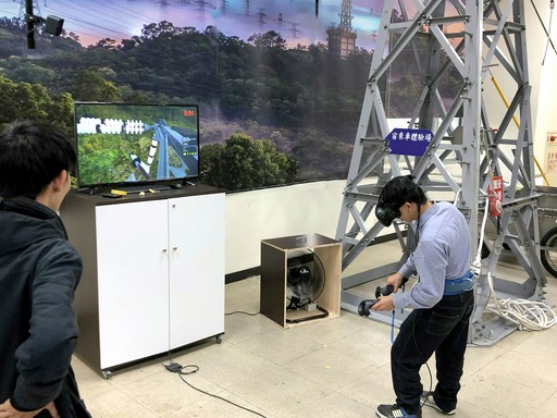 學員透過虛擬實境(VR)模擬訓練,在模擬高度、風速、動物誤攀等環境變數下,實作清洗礙子、線路維護等作業。