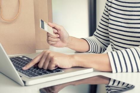 使用華夏哩程購物,最高可折購物金額35%,別讓哩程過期了!(圖/shutterstock.com)