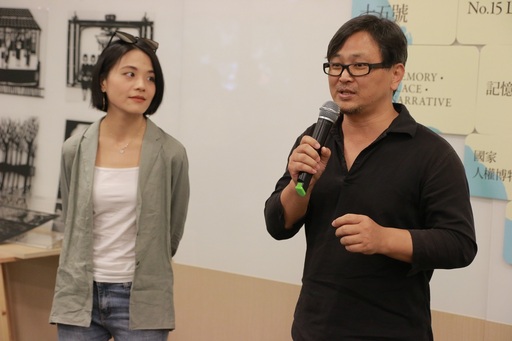 導演吳德淳(右)及紙雕藝術家成若涵(左)說明創作理念