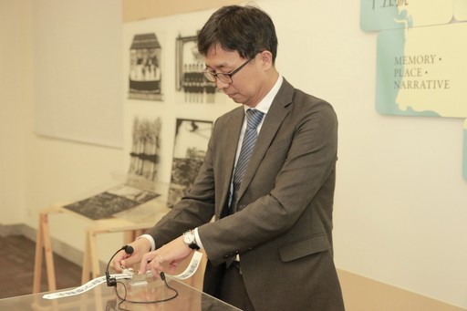 為我唱一曲音樂盒可自行創作出專屬於自己的旋律,陳俊宏館長示範使用方式