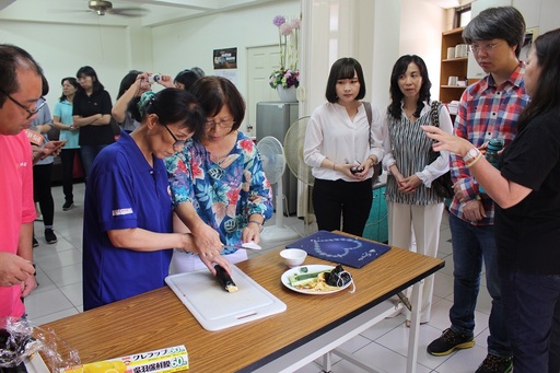 富宇慈善基金會觀摩視障者如何學習烹飪