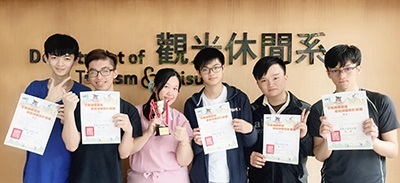 龍華科大觀休系許書館、詹凱鈞、林柏勳、林佳佑、林書甫,由林奕慬老師(左3)指導,參加全國運動旅遊遊程規劃設計競賽榮獲銀牌。