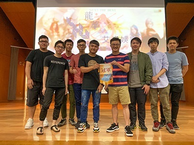 龍華科大「3D光效與特效獎」冠軍團隊與艾肯娛樂行銷中心 Kevin 總監(右4)合影。