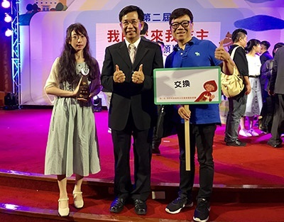 龍華科大文創系與泉州專班學生勇奪反毒微電影銀牌,獲獎團隊代表與教育部長潘文忠合影。