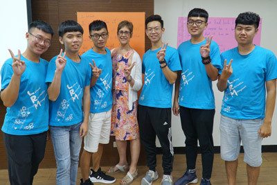 春田大學國際長Deborah Alm(中)與大葉大學休閒系學生開心合影