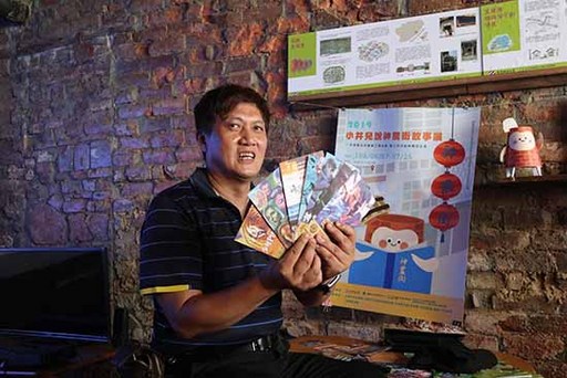 國寶級顏振發畫師的手繪看板製作成明信片為全美戲院目前的文創開發之一。