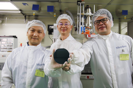 由中央大學光電系陳昇暉教授(中)、詹世豪博士(左)和曾少澤博士(右)所帶領的萌芽新創團隊發表創新的Micro LED磊晶技術,透過高能物理的方式,在「低溫」狀態下即可長出高品質的氮化鎵薄膜。