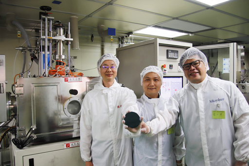 由中央大學光電系陳昇暉教授團隊自主開發的磊晶設備,是技術創新突破的重要關鍵。