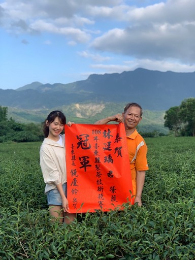 臺東縣製茶冠軍林廷瑀才華洋溢 縣長饒慶鈴頒紅榜祝賀