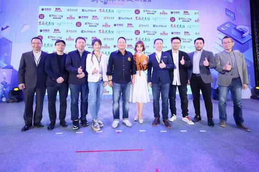 第2屆社交電商趨勢大會邀請多位重量級講者分享趨勢,右起為東森天美仕副總顧武男、墨攻科技總經理黃少風、東森天美仕總經理彭振東、購物天后斯容、東森集團董長王令麟、東森天美仕副總經理陳采婕、東森購物暨香港草莓網執行長楊俊元以及東森天美仕執行董事胡殿群等人。