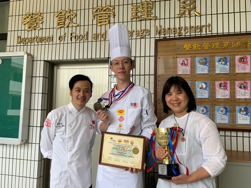 元培餐管系同學陳孟遠參加馬來西亞獲冠軍與老師們合影
