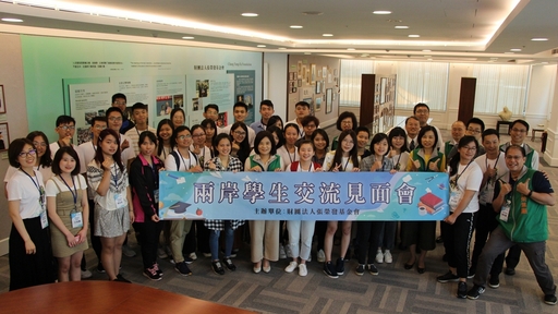張榮發基金會鍾執行長德美及同仁與兩岸大學師生合影
