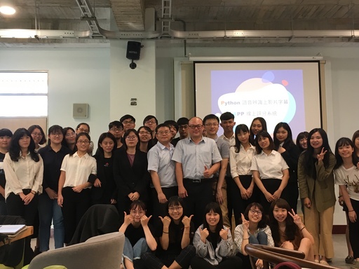 為加值IMC資訊科技能力,中金院企管系推動APP與Python程式創客營隊,讓學生做中學、學中做,體驗資訊科技的魅力
