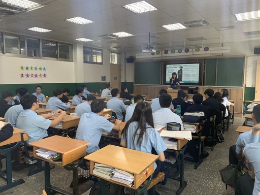 東山高中學生,專心聆聽如何以行銷文案製作母親節卡片