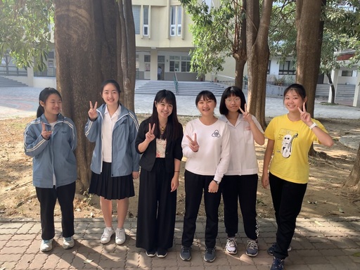 王珊彗老師與台南女中師生課後留影