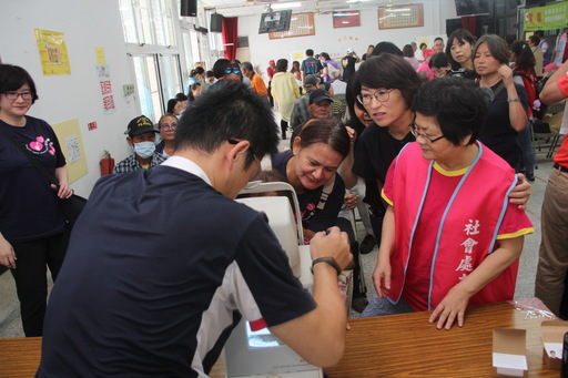 敬老好視力公益專案13日首站前進縱谷 饒慶鈴縣長親關心允改善弱勢長者視力