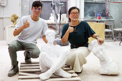 大葉大學造藝系廖秀玲主任(右)恭喜李伯元(左)獲選義大利卡拉拉美術學院交換學生