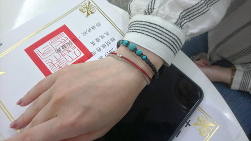Daria Belkovskaia手上佩戴多條外國朋友送的飾品。(義守大學提供)