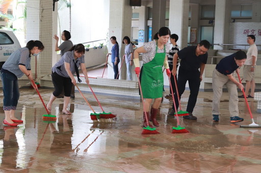 中華醫大教職員總動員清理淹水後的校園