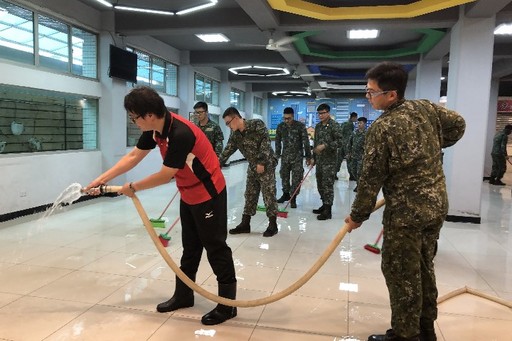 國軍弟兄協助中華醫大進行災後清理工作