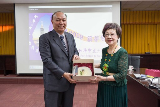 國立臺北商業大學張瑞雄校長感謝前副總統蒞校演講,致贈紀念品給呂秀蓮前副總統。