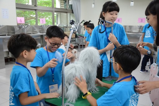 國小小朋友為竉物狗狗洗澡