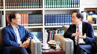 臺藝大陳志誠校長(右)與體學生物科技李鍾熙董事長(左)針對藝術政策、經營與教育等項目交換意見。