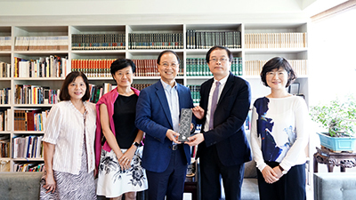 拜會合照,左起蔡明吟主任秘書、薛文珍副校長、李鍾熙董事長、陳志誠校長、吳珮慈副校長。