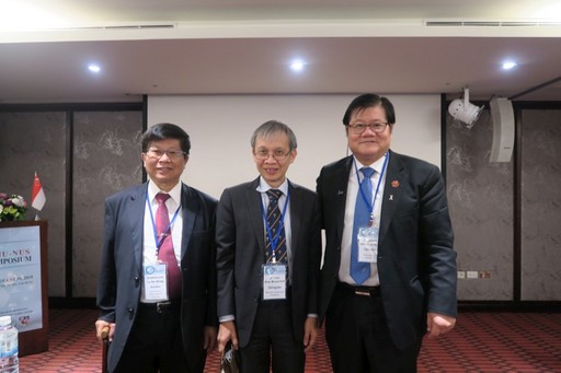 洪明奇校長(右一)與王陸海副校長(左一)與新加坡國立大學Yong Loo Lin School of Medicine負責國際事務的Dow Rhoon KOH主任合影。