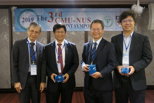 王陸海副校長(左二)、楊良友國際長(右二)及中醫學院陳易宏副院長(右一)與新加坡國立大學Yong Loo Lin School of Medicine負責國際事務的Dow Rhoon KOH主任合影。