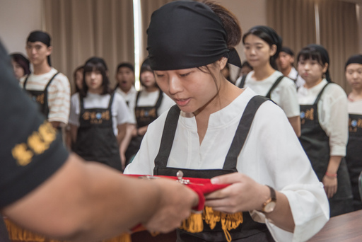 景文科大與東龍珠鑽石集團第三屆金藝球精拜師儀式。
