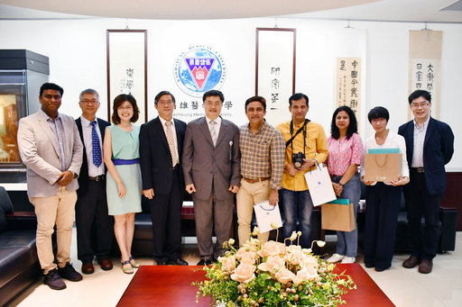 高醫大校長鐘育志(左五)與印度電視台採訪團合影