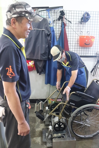 業成基金會捐贈輪椅輔車輪洗淨設備,讓輔具清潔更加完善而全面