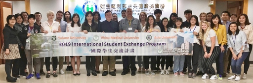 美國杜蘭大學每年來亞洲大學移地教學,由亞大健管系、中醫大醫管系與杜蘭大學研究生合班上課,迄已15年。圖為杜蘭大學Dr. David Seal教授(前排中)帶領三校師生到衛福部中央健康保險署參訪。