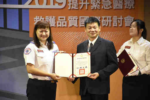 生命捕手-指揮中心隊員許玉儒(受理緊急救護案件,辨識為OHCA患者,線上指導個案及線上指導急救患者成功個案(ROSC) 分組最多者)雙料冠軍。