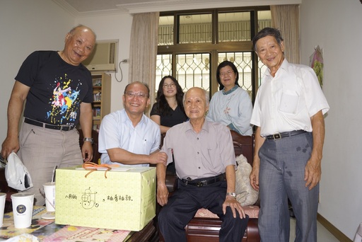 探訪退休同仁李鴻禧副教授(前右二)