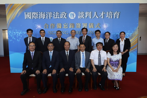 為培育具備國際海洋法律、政策及國際談判專業知能人才,以掌握國際海洋發展趨勢,並維護國家海洋權益,國立臺灣海洋大學與行政院海洋委員會9月12日在臺北海巡署多媒體簡報室簽署合作備忘錄,攜手合作共同推動國際海洋法政暨談判人才培育計畫。