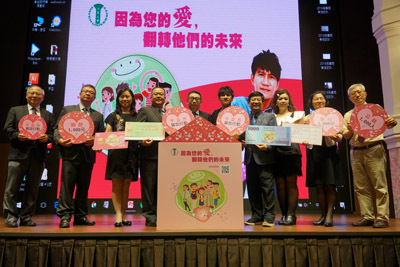 大葉大學校長梁卓中(左五),公益大使王宏恩(右五)等人共同宣布千立方募款行動起跑