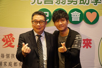 大葉大學校長梁卓中(左)與弱勢助學公益大使王宏恩(右)合影