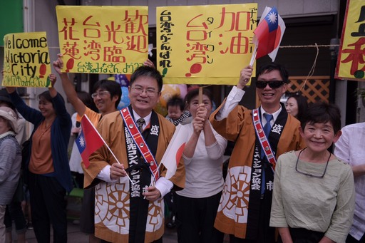 日人揮舞著中華民國與日本國旗,向縣府團隊揮手致意