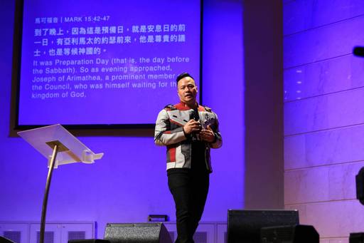 穿著美國隊長制服的堂慶召集人周巽正牧師