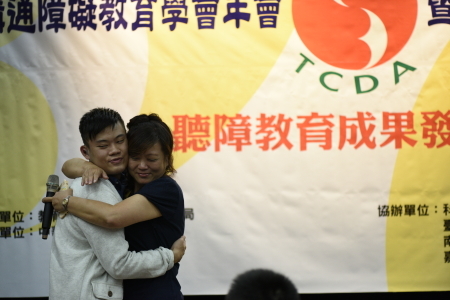冠宇送上蛋糕為媽媽慶生_媽媽感動落淚