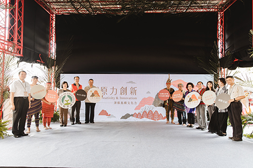 啟動開幕儀式-鍾松晉副教授(右1)張岑瑤副教授(右2)與現場貴賓、部落頭目等合影