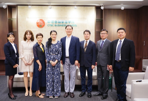 黃紫玉董事長(左四)與中華兩岸經貿投資文化教育協會陳秀勤理事(左三)參訪中信金融管理學院