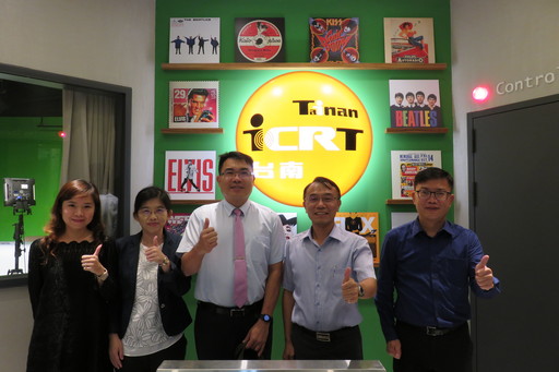 ICRT Tainan讓學生學習英文更加有趣及生活化,讓廖財固校長(中)留下深刻印象。