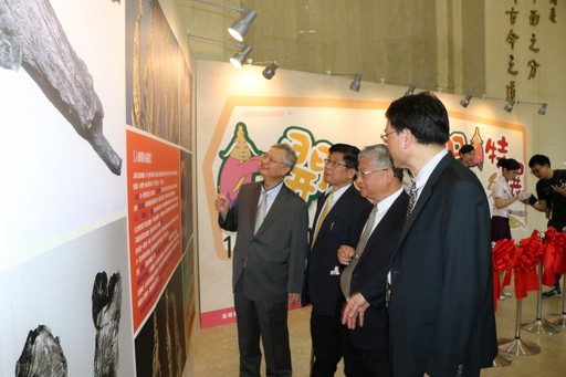 高尚德館長陪同貴賓參觀「開心益智人參特展」。
