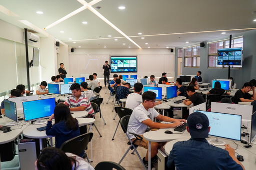 66 School中心主任鍾孟達老師為AI系同學說明66School學習論壇內容。